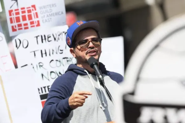 Writers’ strike week 3: Stars rally at 30 Rock, WGA says strike will cost studios more money than settling